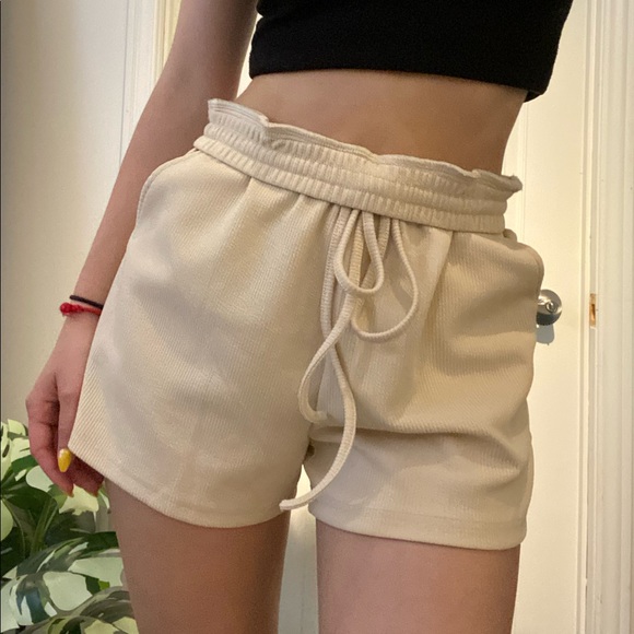 High waisted beige shorts - Picture 2 of 6